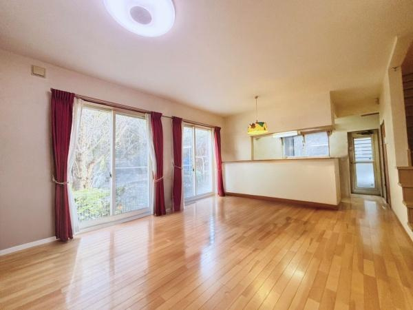 茅ヶ崎市芹沢の中古一戸建の居間・リビング