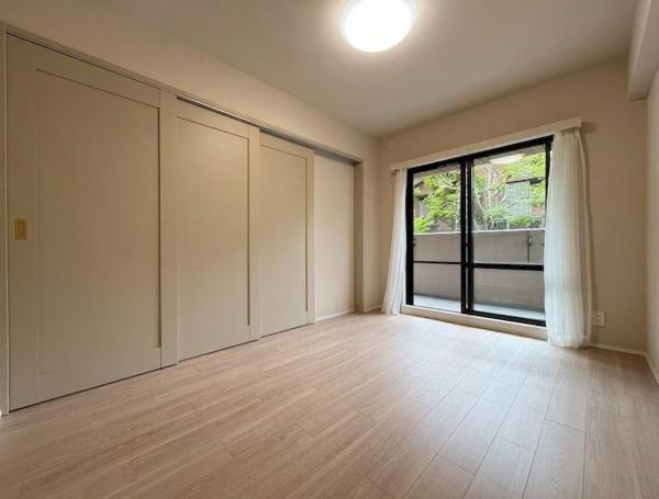 メイツ武蔵小杉富士見台の洋室|洋室約6帖。引き戸を閉めてひとつの部屋として使用可能です。