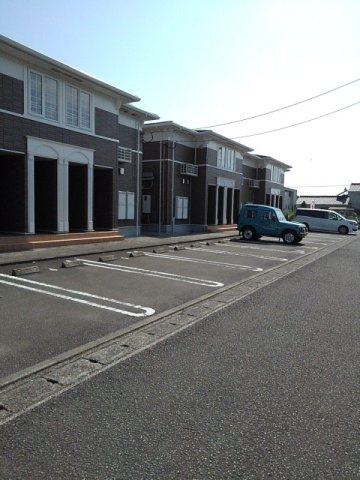 メゾンブリーズＡ棟の駐車場
