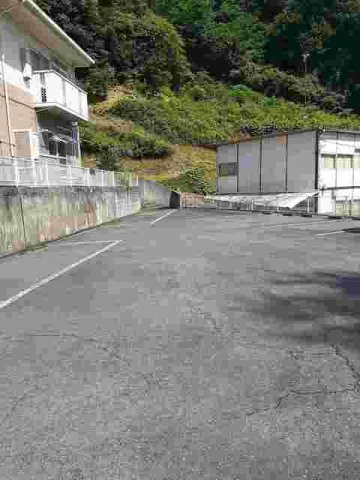 ファミール安東の駐車場