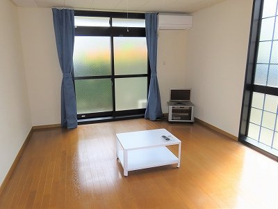 レオパレスサンガの居間・リビング|カーテンやテーブル、テレビも備え付けです