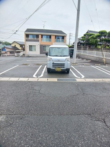 サン　メゾン　Ｅの駐車場