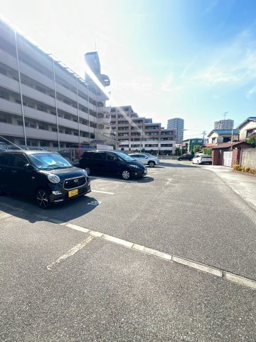 アリュール逆瀬川の駐車場