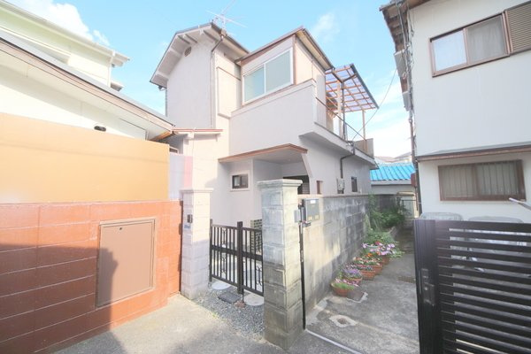生駒市西松ケ丘の一戸建ての外観