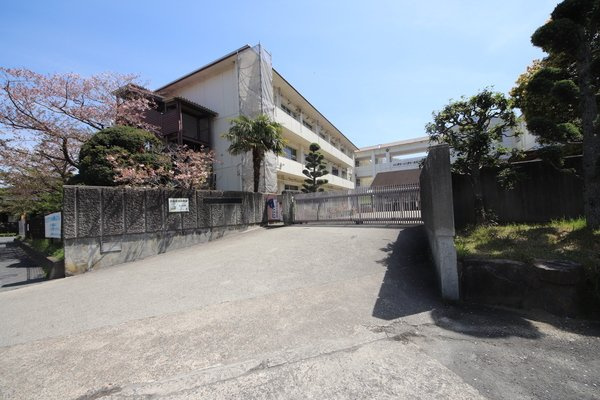 リヴェルテ生駒の周辺|中学校「生駒市立緑ケ丘中学校まで1097m」