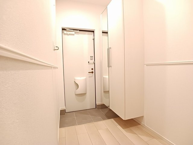 ヒカルサ仁井田の玄関|収納もある玄関です