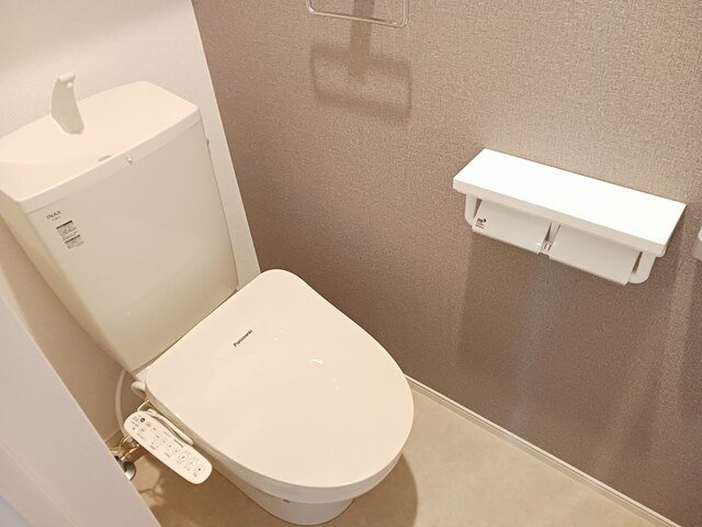 イ・ミリ　ジーティーブイのトイレ|落ち着いた色調のトイレです