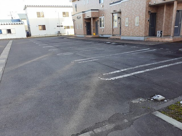 プリムローズⅠの駐車場|車をお持ちの方に嬉しい駐車場付きの物件です