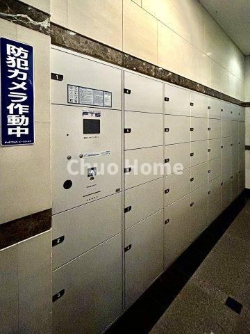 ビューネタワー平井の設備|【宅配ボックス】在宅時・不在時に関わらず、居住者の代わりに非対面で宅配物を受け取ってくれる便利な設備です。わかりやすくご説明致しますので見学時にはお部屋だけではなく共用部分もぜひチェックしてください。