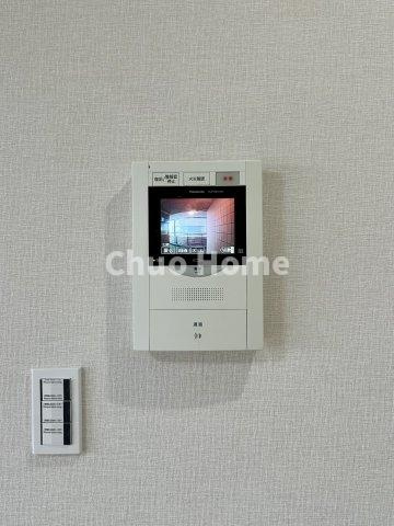 ビューネタワー平井のセキュリティ|【モニターホン】誰が来たかすぐにわかるカラーモニター付きインターホン。通話ボタンを押すまでは室内の音は漏れていませんので相手を確かめてから応対できます。