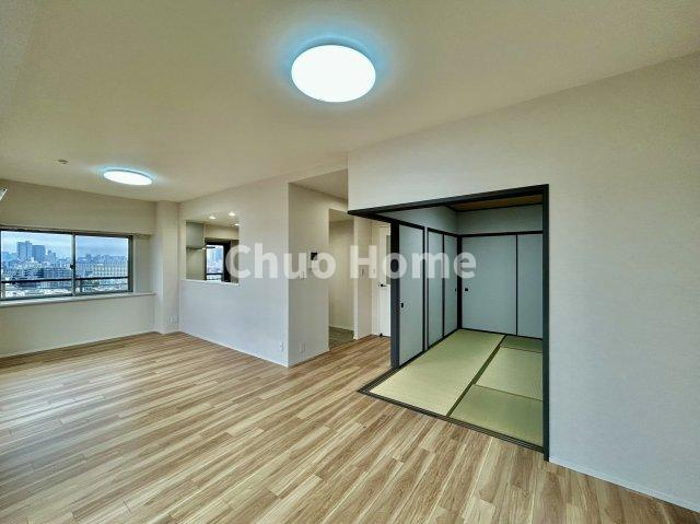 ビューネタワー平井の居間・リビング|【居間・リビング】「ＬＤＫは家族団らんをデザイン」広いＬＤＫでは家族が集まり一緒の時間を過ごせる工夫がされております。何気ない一日の当たり前のひとコマがいつか一生の宝物になります