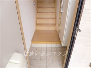 シャン・ド・フルールの玄関|ミラー付き大型シューズボックス