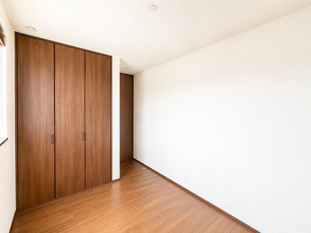 緑区ほら貝三丁目戸建の洋室|収納を備えた、すっきりと使いやすい約5帖の洋室
