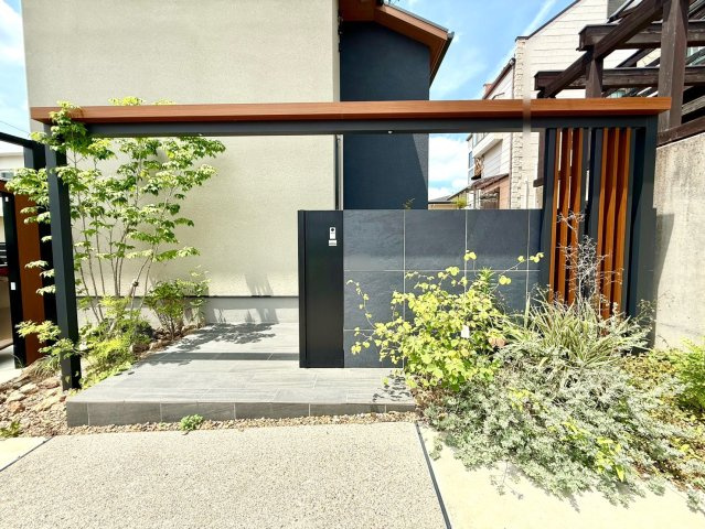 緑区ほら貝三丁目戸建の玄関|外構が邸宅感を演出する美しいエントランス