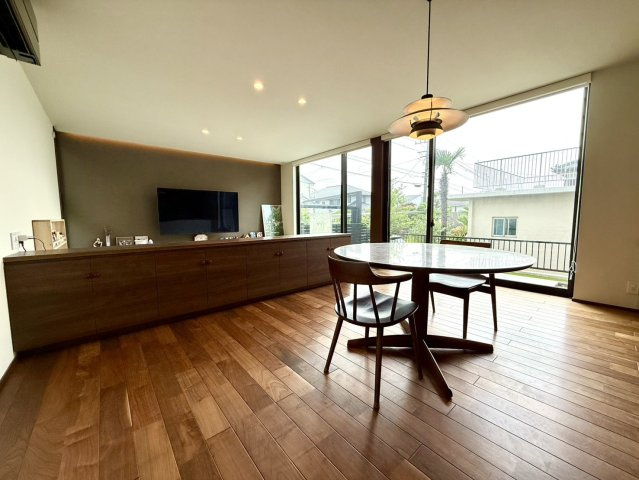 緑区ほら貝三丁目戸建の居間・リビング|大きな窓から光が差し込む、家族団らんのLDK