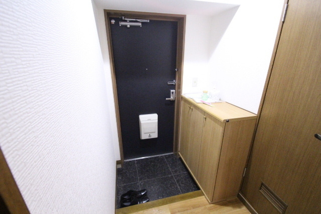 コンフォートＮビル３の玄関
