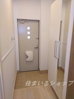 ココ　メドウ　Ⅱ　Ｂの玄関|ミラー付き大型シューズボックス