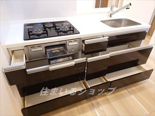 ココ　メドウ　Ⅱ　Ｂのキッチン|３口ガスコンロ・グリル付きシステムキッチン