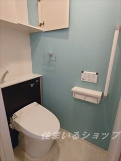 ココ　メドウ　Ⅱ　Ｂのトイレ|シャワートイレ・手すり・収納棚あり