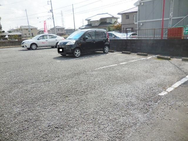 エルディム西Ｂの駐車場|駐車場に車を止められます