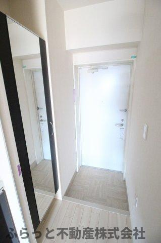 仮）阿見町岡崎新築アパートの玄関|収納もある玄関です