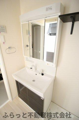 仮）阿見町岡崎新築アパートの独立洗面台|独立洗面台、小物を置くことができて便利です