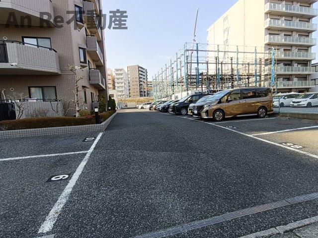 川口市戸塚２丁目の賃貸マンションの駐車場