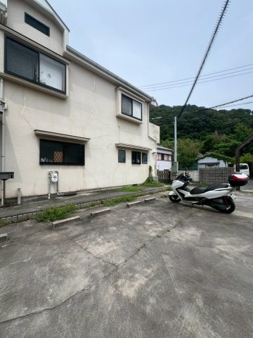 ヒルサイド塩屋の駐車場