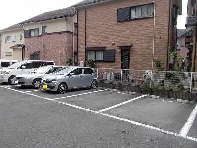 ラフィーネ生駒　（東菜畑）の駐車場|カースペースがあります