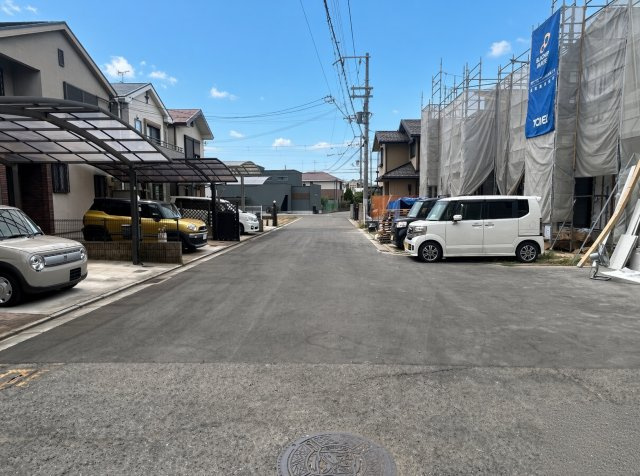 高石市東羽衣　新築一戸建ての前面道路含む現地写真|周辺は落ち着いた街並みの住宅地！子育てがしやすい住環境です！まだ未完成ですが、現地でしかわからない事もございます。是非一度ご覧ください。
