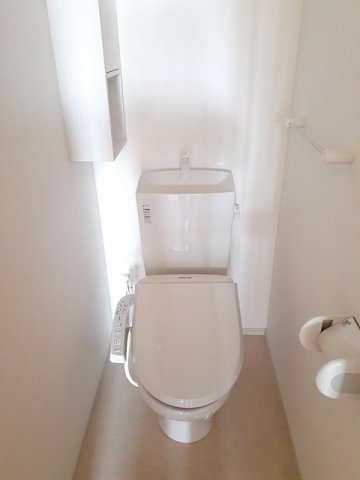 落ち着いた色調のトイレです