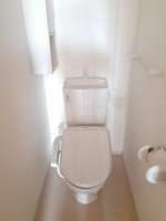 落ち着いた色調のトイレです
