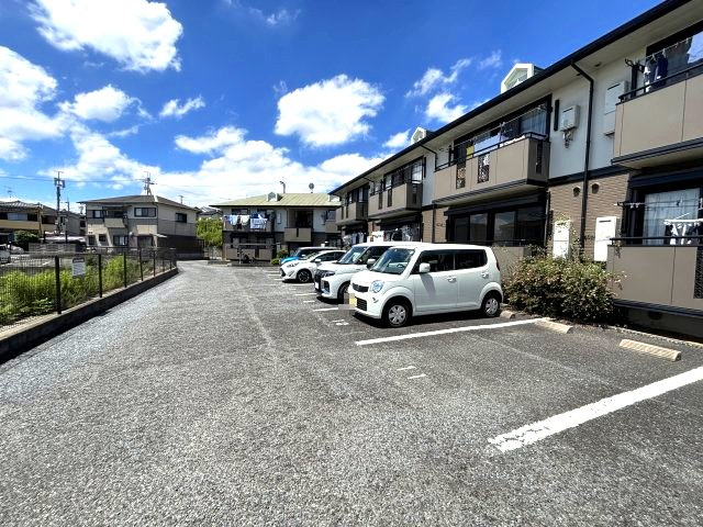 グレイスコート峰塚B棟の駐車場