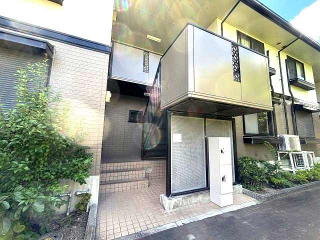 グレイスコート峰塚B棟のエントランス