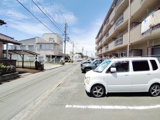 NH菰口の駐車場|車をお持ちの方に嬉しい駐車場付きの物件です