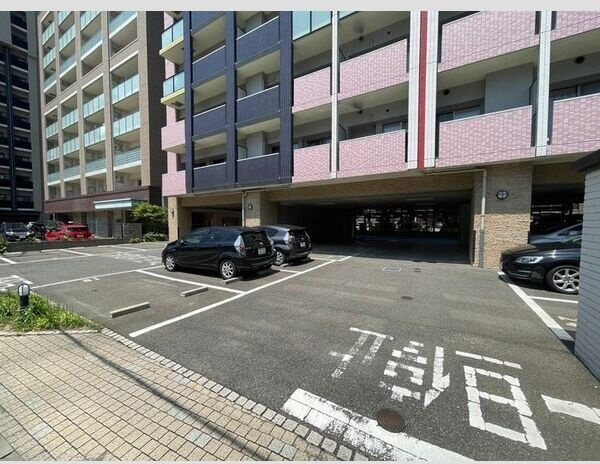 リブラ ブライトの駐車場