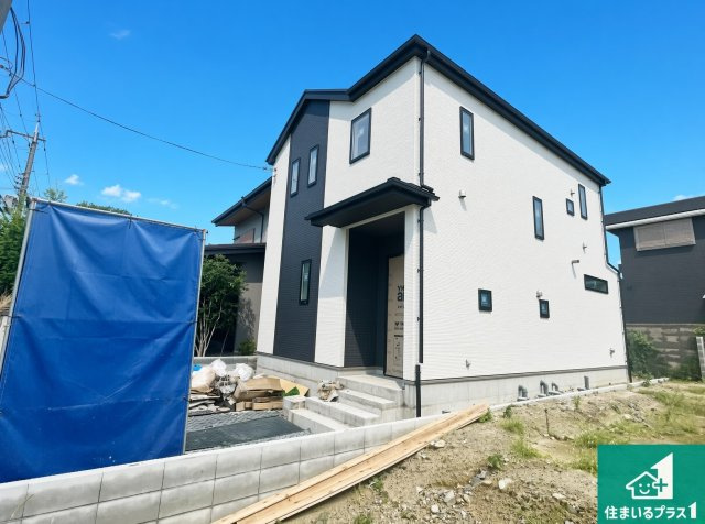 枚方市渚栄町　新築一戸建ての外観|周辺は落ち着いた街並みの住宅地！子育てがしやすい住環境です！まだ未完成ですが、現地でしかわからない事もございます。是非一度ご覧ください。