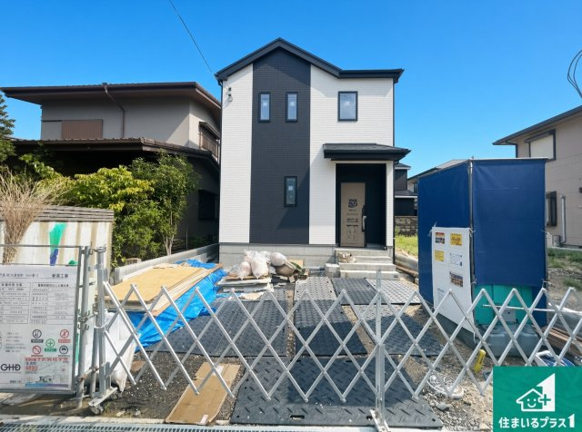 枚方市渚栄町　新築一戸建ての外観|周辺は落ち着いた街並みの住宅地！子育てがしやすい住環境です！まだ未完成ですが、現地でしかわからない事もございます。是非一度ご覧ください。