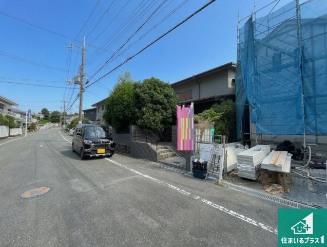 枚方市渚栄町　新築一戸建ての前面道路含む現地写真|周辺は落ち着いた街並みの住宅地！子育てがしやすい住環境です！まだ未完成ですが、現地でしかわからない事もございます。是非一度ご覧ください。