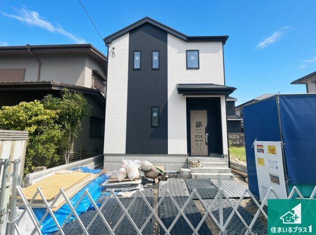 枚方市渚栄町　新築一戸建ての外観|周辺は落ち着いた街並みの住宅地！子育てがしやすい住環境です！まだ未完成ですが、現地でしかわからない事もございます。是非一度ご覧ください。