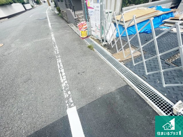 枚方市渚栄町　新築一戸建ての前面道路含む現地写真|周辺は落ち着いた街並みの住宅地！子育てがしやすい住環境です！まだ未完成ですが、現地でしかわからない事もございます。是非一度ご覧ください。