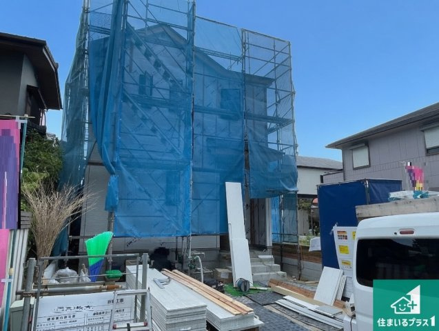枚方市渚栄町　新築一戸建ての外観|周辺は落ち着いた街並みの住宅地！子育てがしやすい住環境です！まだ未完成ですが、現地でしかわからない事もございます。是非一度ご覧ください。