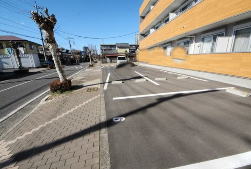 プレザントの駐車場