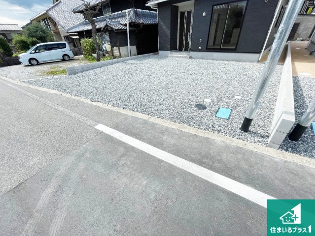 西脇市上野　第3期　新築一戸建ての駐車場|並列２台駐車可能！ゆとりの駐車スペースで車庫入れもスムーズ！