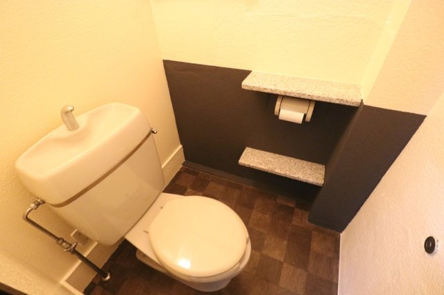 青山店舗事務所のトイレ|落ち着いた色調のトイレです