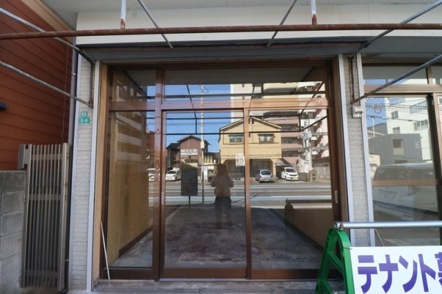 柳原店舗の外観|おしゃれな外観です