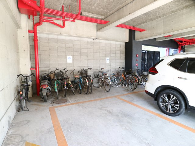 ロイヤルマンション の駐車場|カースペースがあります