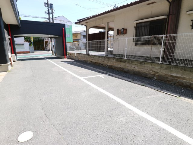 ロイヤルマンション の駐車場|車をお持ちの方に嬉しい駐車場付きの物件です