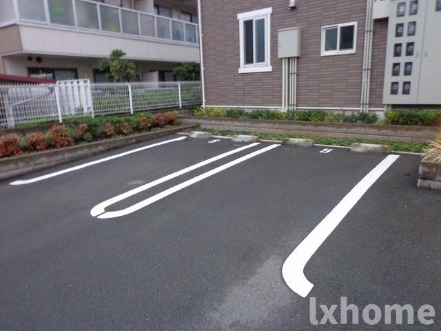 イリーデ摂津の駐車場