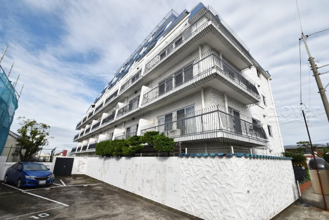 【現況写真】 | 秀和大岡山レジデンス | 私たち不動産業スタッフは、よく「いい面構えの建物です」「雰囲気ありますねえ」という言葉を使いますが、当マンションもまさにそのような姿で佇んでいます。～即日のご見学可能～　お問合せはお気軽にどうぞ。